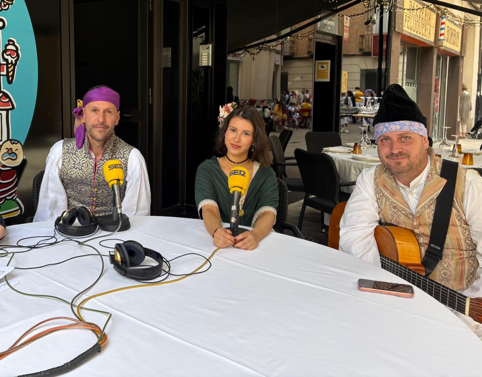 De izquierda a derecha, José Miguel López Castillo, profesor e investigador en Historia del Arte de la Universidad de Murcia; Mónica Ferdelli, creadora y estudiante de Diseño de Moda; y Antonio Micol, cantante y compositor murciano, durante el programa Hoy por Hoy Murcia, emitido desde la calle Radio Murcia con motivo del Bando de la Huerta.