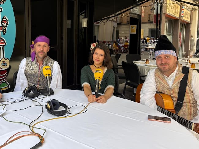 De izquierda a derecha, José Miguel López Castillo, profesor e investigador en Historia del Arte de la Universidad de Murcia; Mónica Ferdelli, creadora y estudiante de Diseño de Moda; y Antonio Micol, cantante y compositor murciano, durante el programa Hoy por Hoy Murcia, emitido desde la calle Radio Murcia con motivo del Bando de la Huerta.