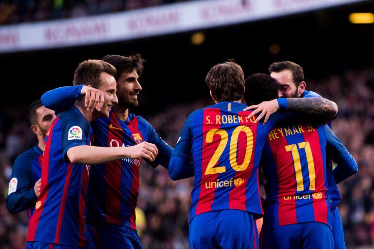 Sergi Roberto celebra con sus compañeros el gol de Suárez 