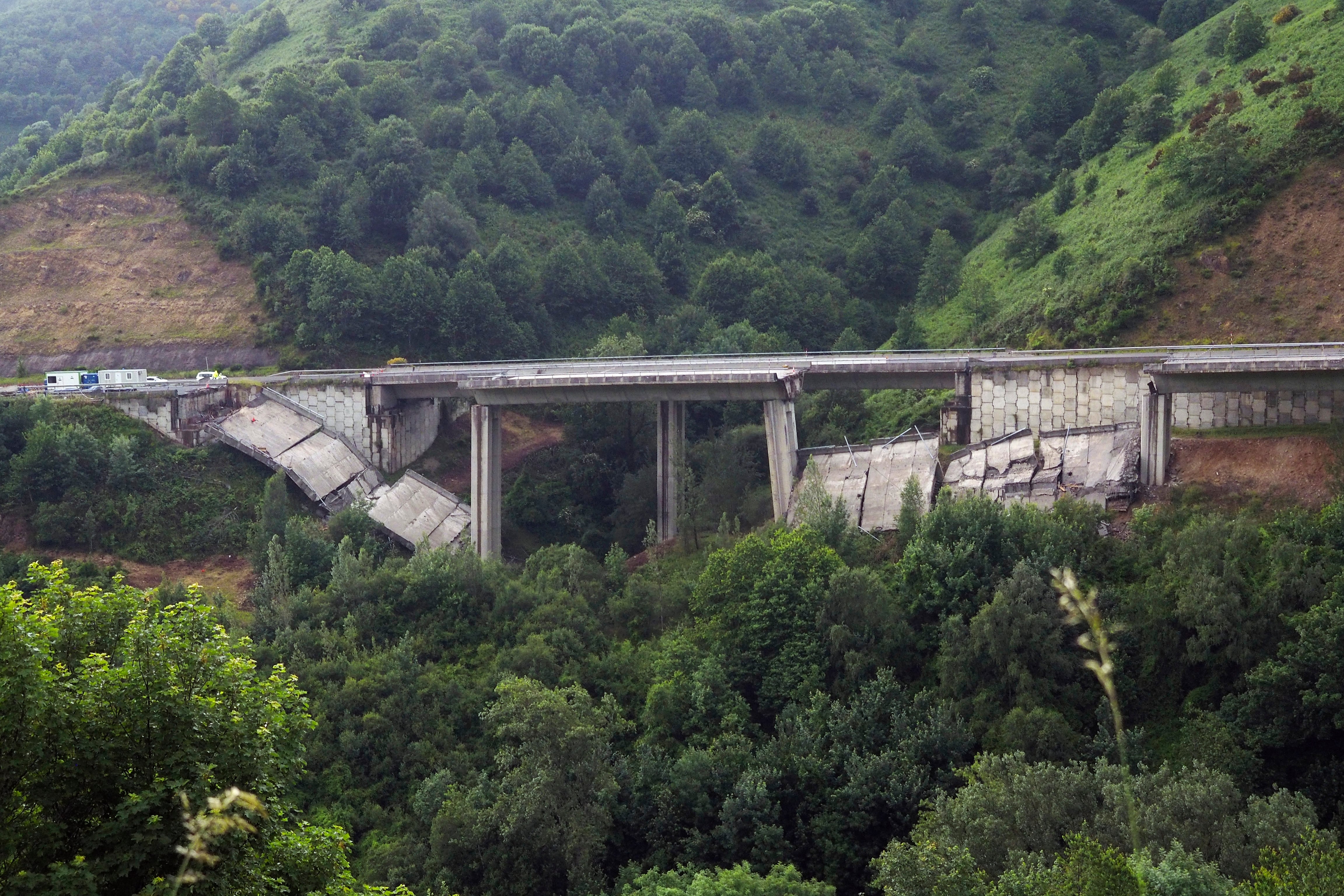 Vega de Valcarce (El Bierzo), 16/06/2022.- Estado del viaducto de O Castro en la A-6 a la altura de la localidad de Vega de Valcarce, tras sufrir un nuevo derrumbe provocado por las fuertes lluvias que han caido en la comarca leonesa del Bierzo. EFE / Eliseo Trigo.
