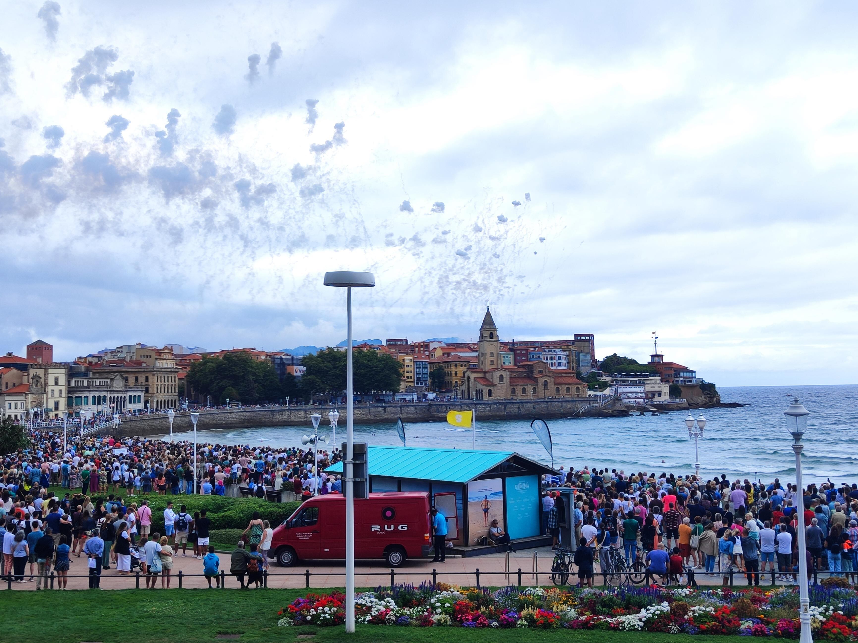 El Muro, repleto de gente, en plena descarga de pólvora.
