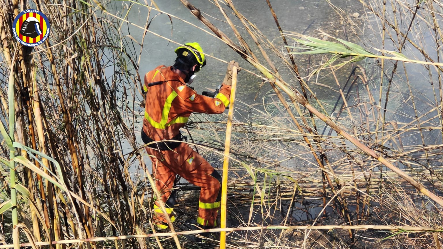 Incendio en Riba-roja del Turia. @BombersValencia