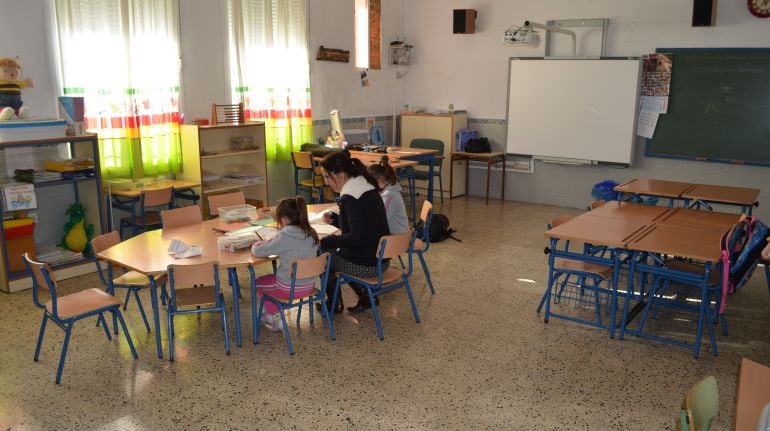 Las dos únicas alumnos que aún quedan en el colegio rural de Cartajima -Málaga-