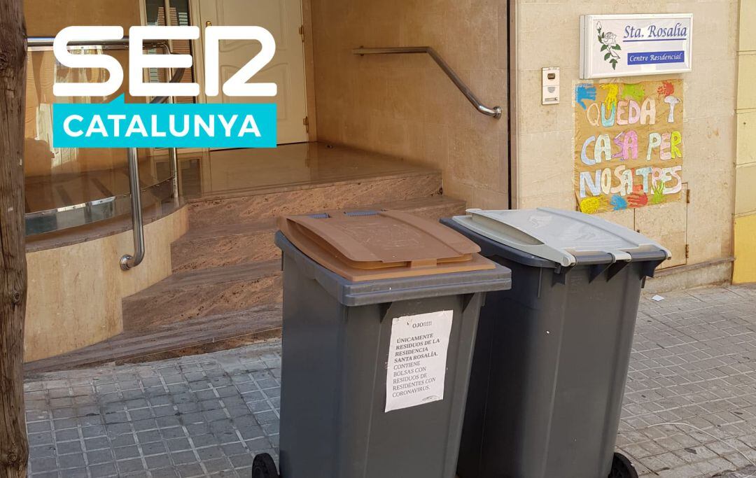 Contenedores frente a la entrada de la Residencia Sta. Rosalia