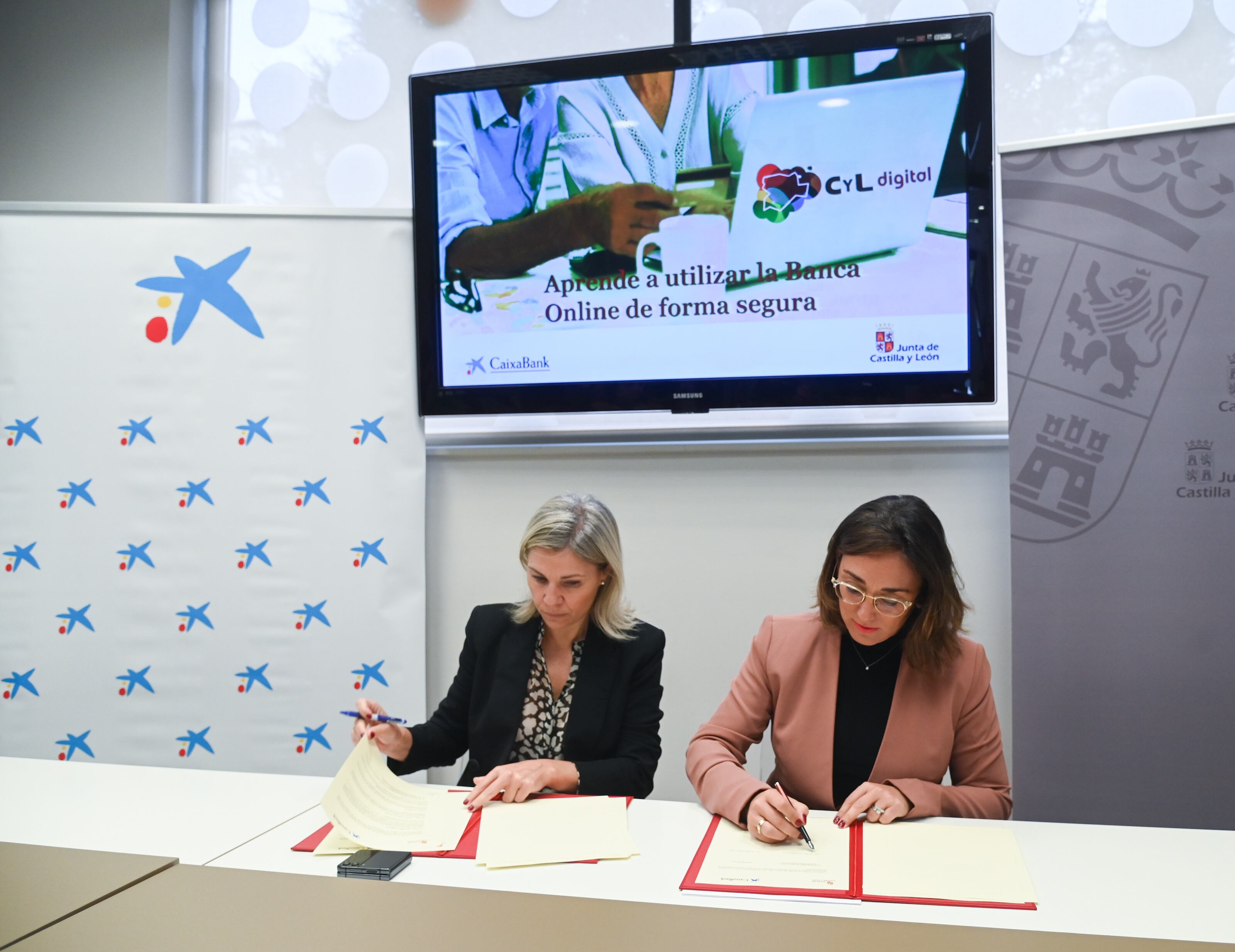 Belén Martín, directora territorial de CaixaBank en Castilla y León y la consejera de Movilidad y Transformación Digital, María González Corral.