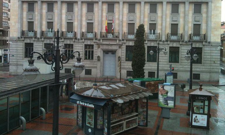 Los delincuentes abordaron a la víctima en la Plaza de España