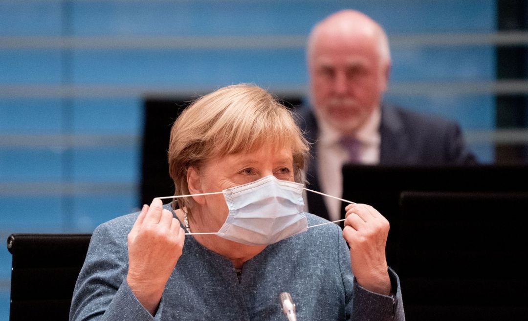 Angela Merkel se quita la mascarilla antes de entrar en una reunión en Berlín