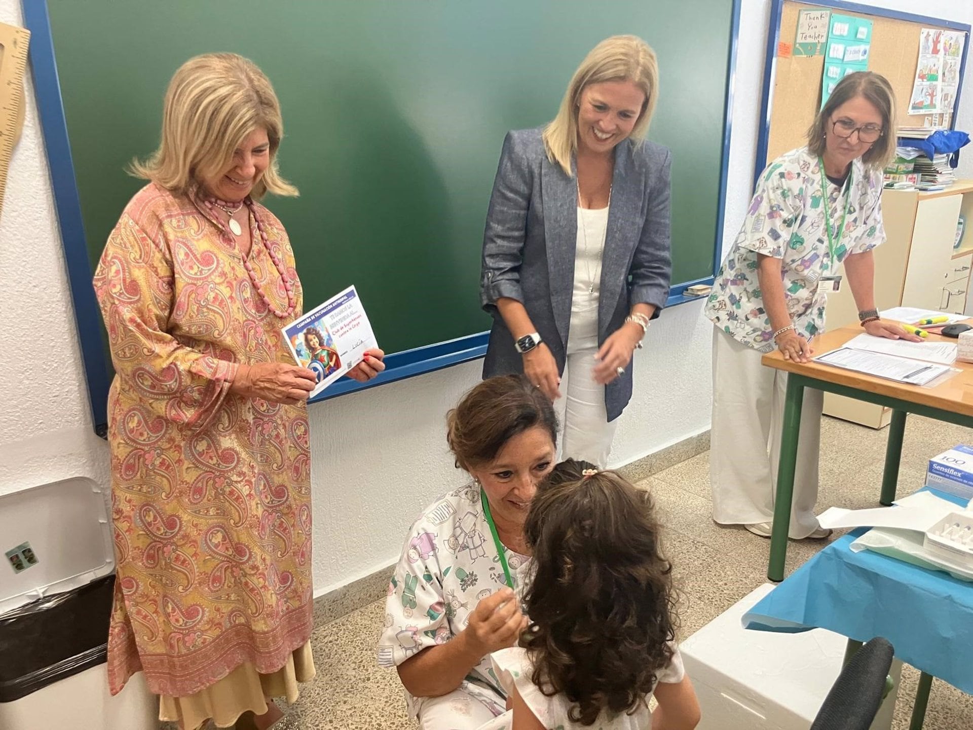 Eva Pajares e Isabel Paredes en la campaña de vacunación contra la gripe en centros escolares