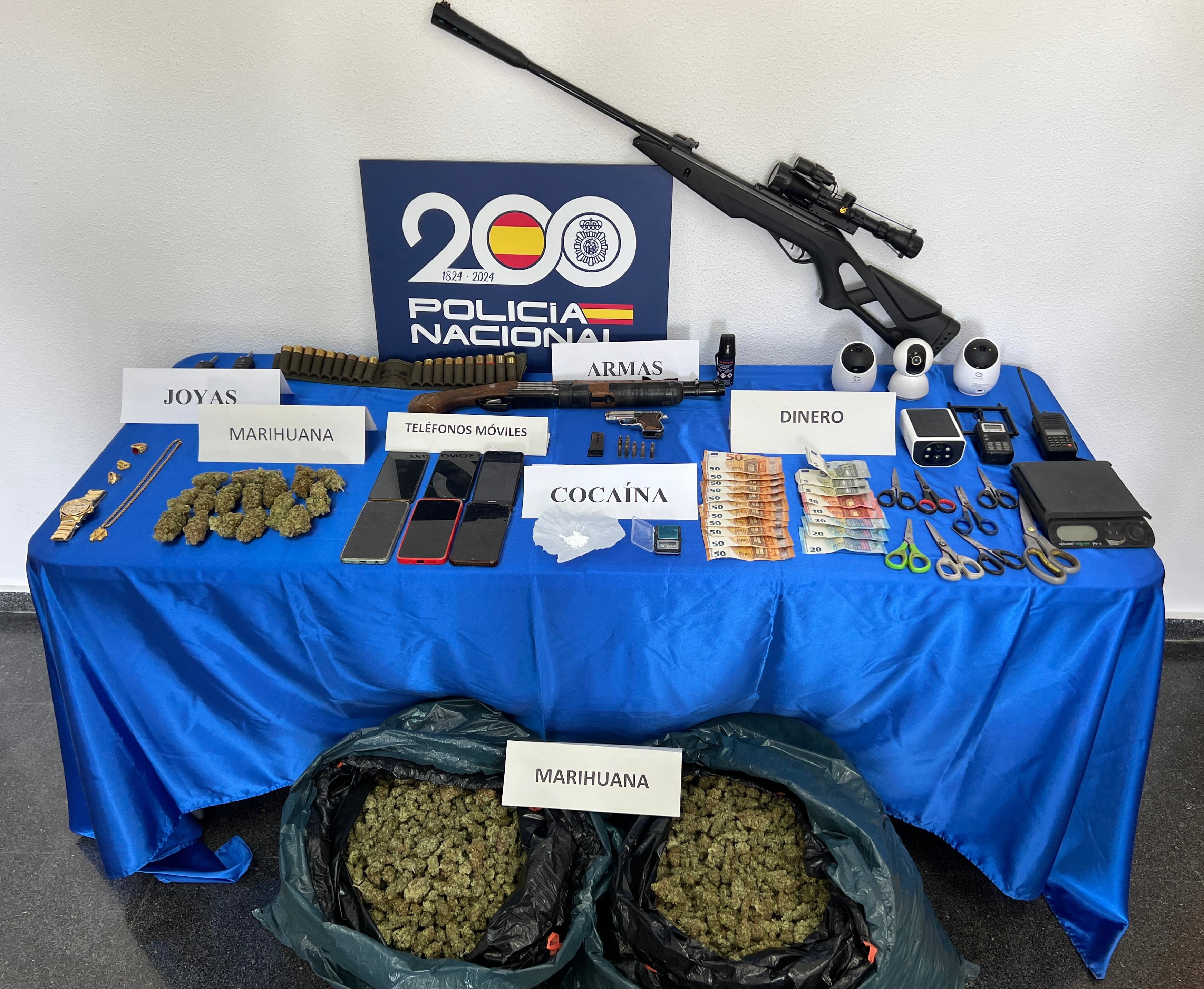 Droga y objetos incautados por parte de la Policía Nacional