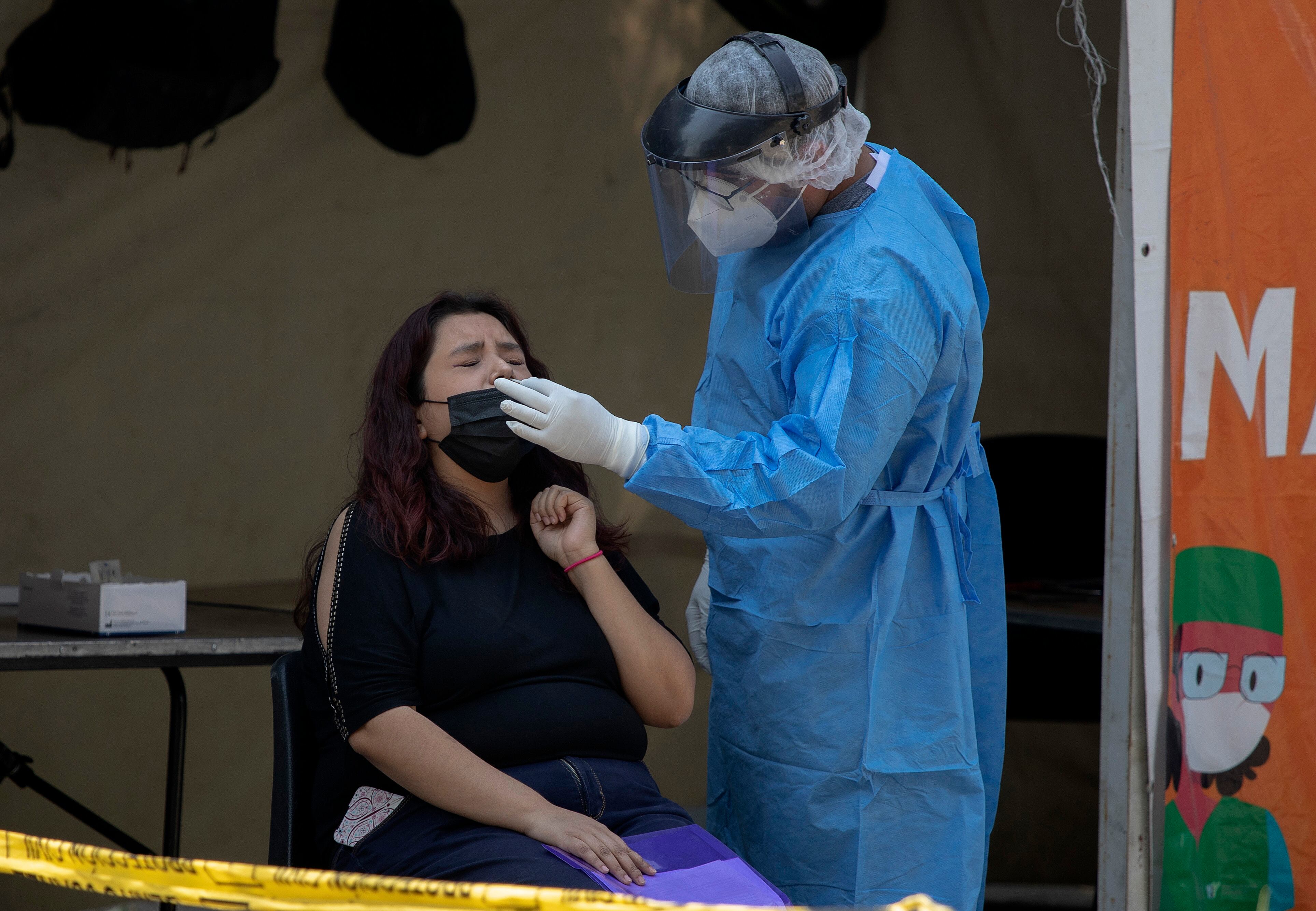 Una mujer se somete a una prueba de covid-19