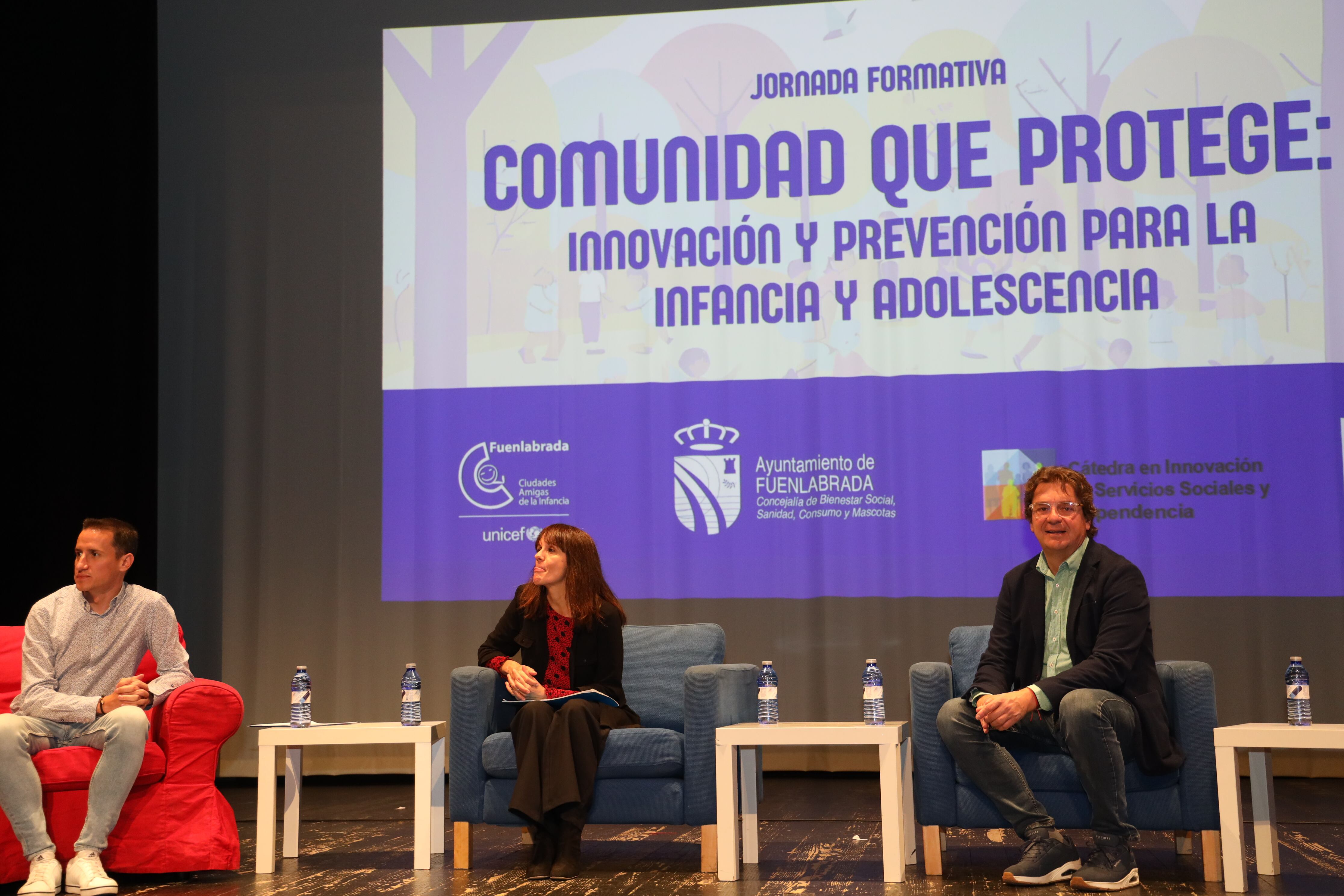 El alcalde de Fuenlabrada, Javier Ayala, (a la derecha) ha anunciado en una jornada el innovador proyecto dirigido a prevenir la violencia contra los menores.