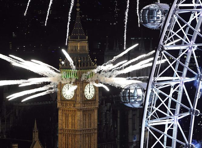 Fuegos artificiales para celebrar el Año Nuevo en el Big Ben de Londres