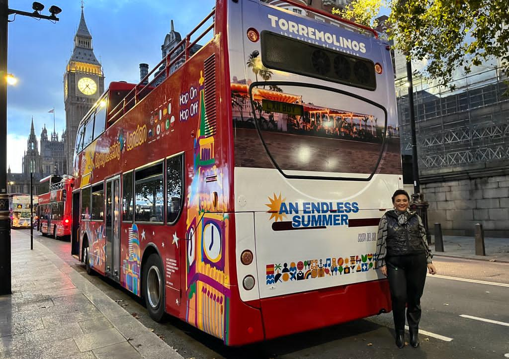 La alcaldesa de Torremolinos, Margarita del Cid, junto a la promoción del municipio estos días en autobuses de Londres (UK)