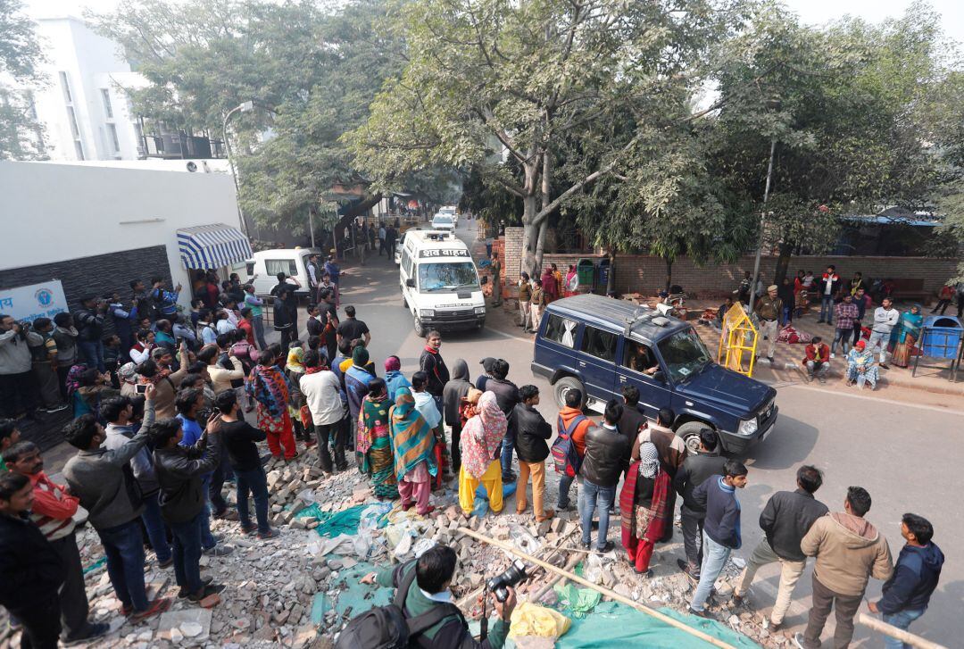 Un vehículo del hospital lleva el cuerpo de una víctima de violación a su residencia en Nueva Delhi, India