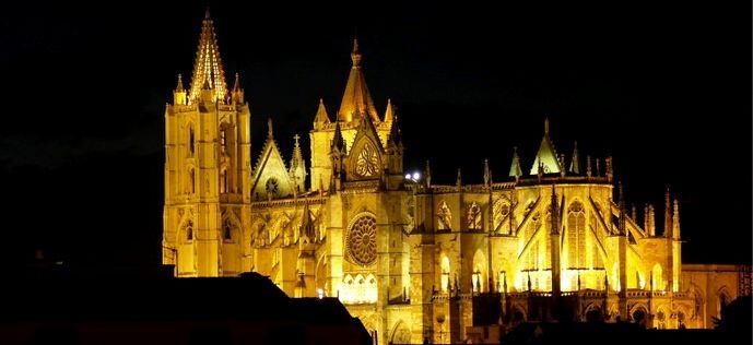 Catedral de León iluminada / Wikipedia