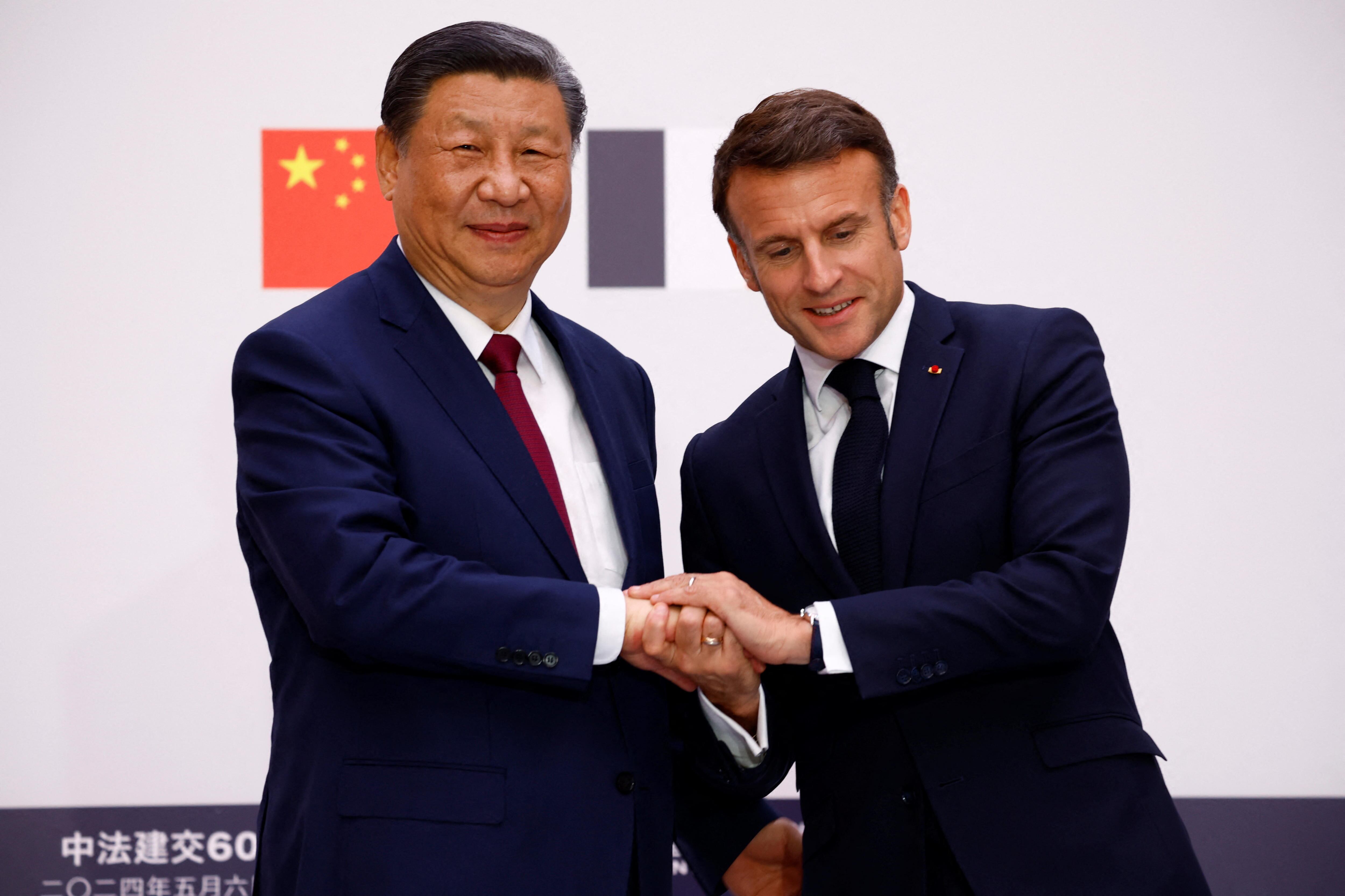 El presidente francés Emmanuel Macron y el mandatario chino Xi Jinping tras reunirse en París