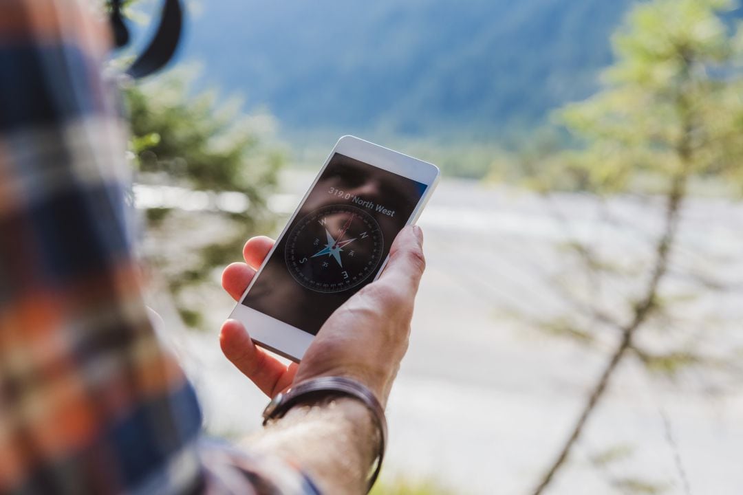 Una persona sostiene su teléfono móvil