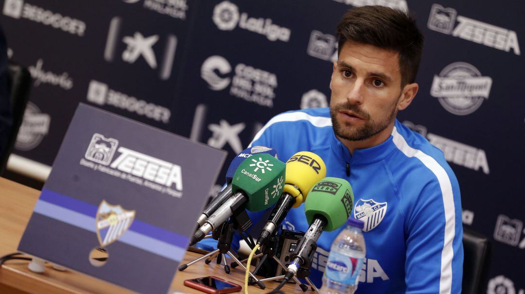 Adrián González, en su comparecencia ante los medios en el estadio de atletismo