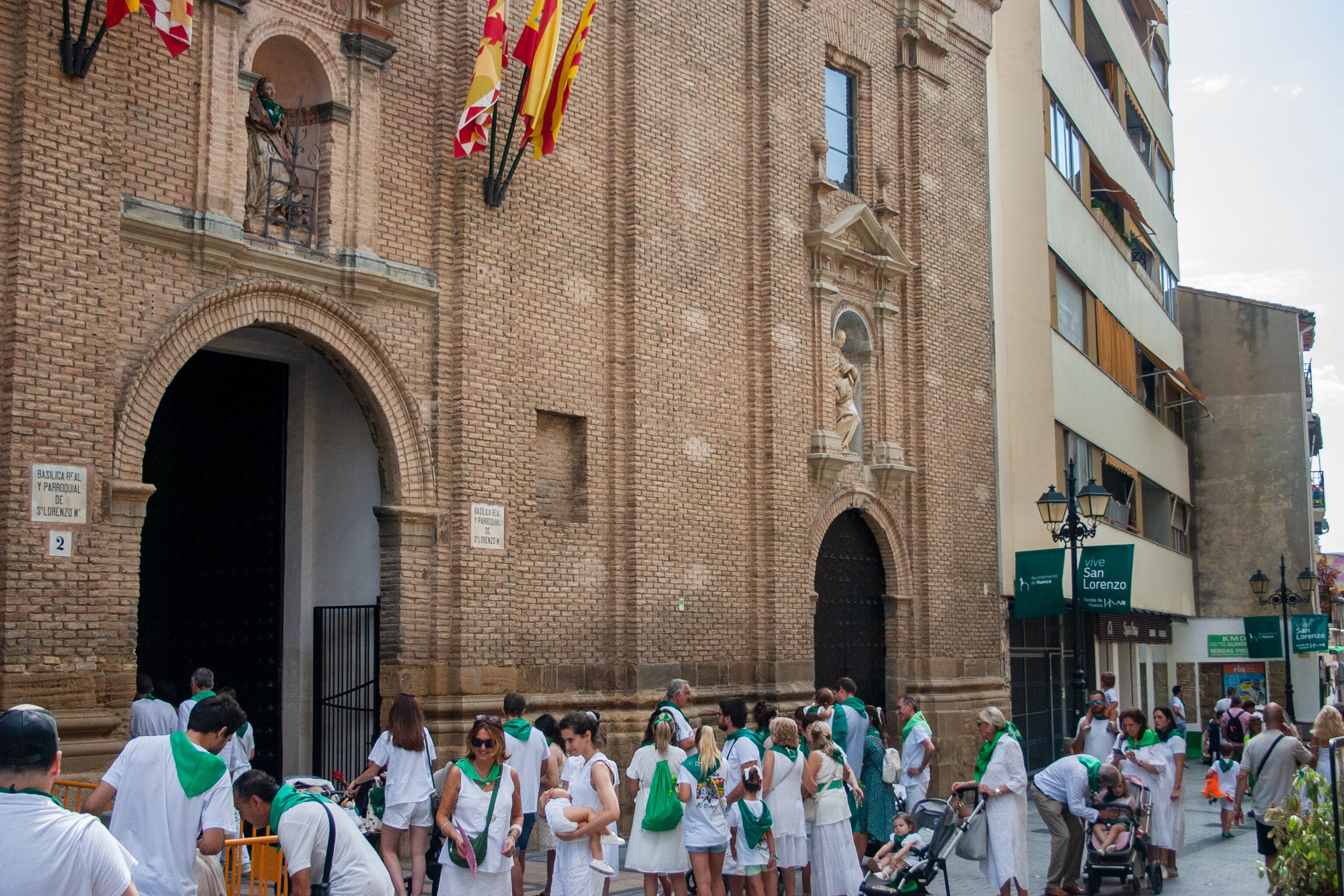 Congregación de familias ante la Basílica de San Lorenzo para presentarse al santo