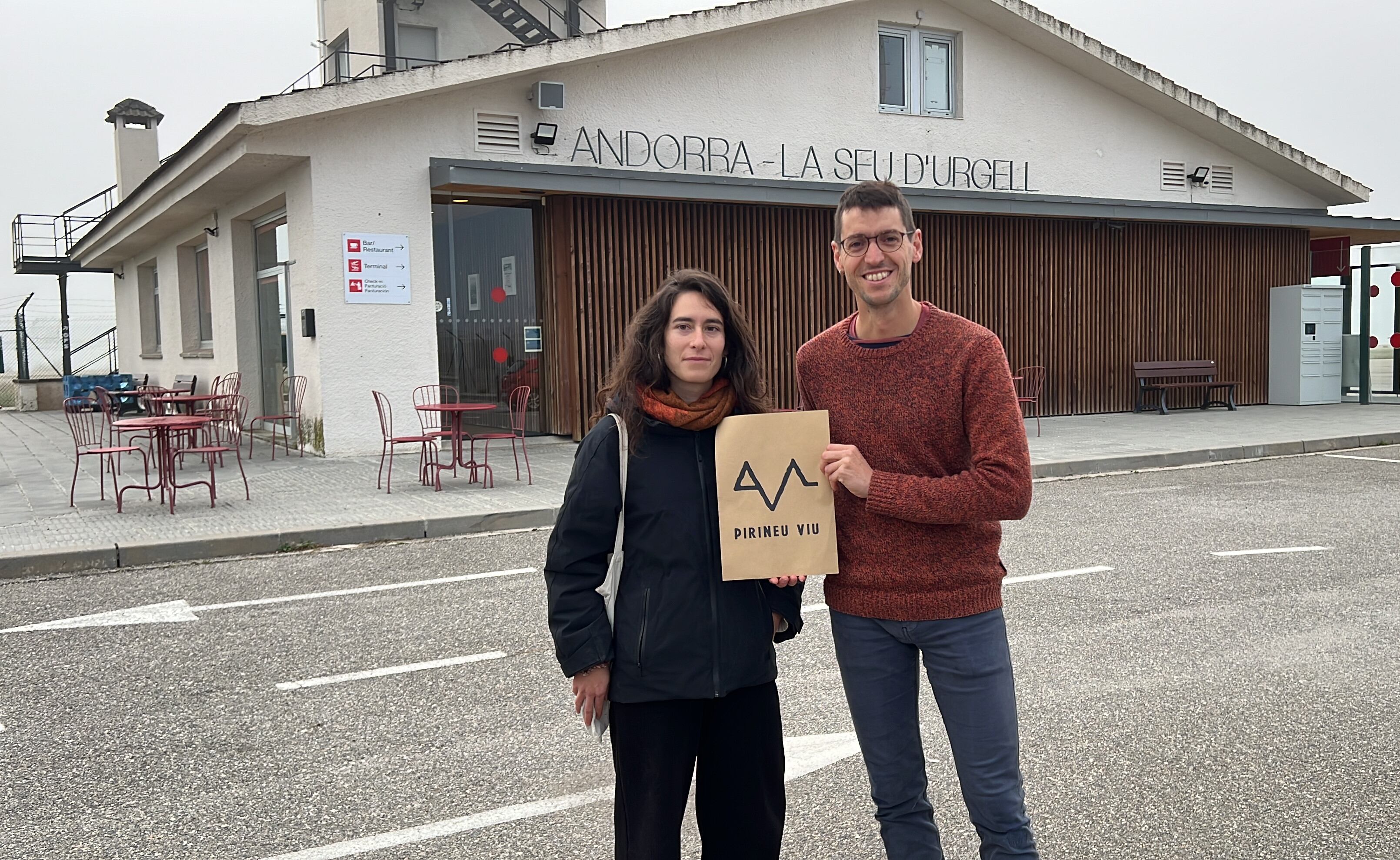 Dos portaveu de Pirineu Viu presenten el logotip de la plataforma a l'aeroport de la Seu d'Urgell.