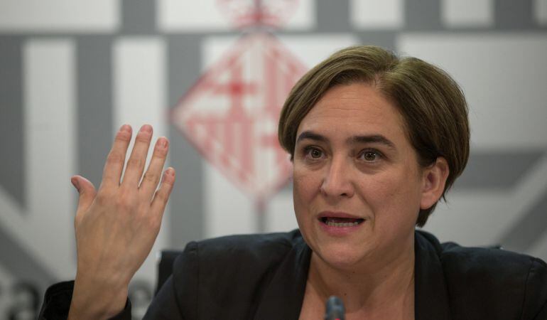 GRA251. BARCELONA, 26/10/2015. La alcaldesa de Barcelona, Ada Colau, durante la rueda de prensa en la que ha anunciado que esta semana el ayuntamiento empezará a enviar los requerimientos para que la Sareb, en estos momentos el mayor tenedor de pisos vacíos en Barcelona, con 561 que reconoce que llevan así desde antes de octubre de 2013, le ceda en el plazo de un mes estas viviendas. EFE/Alejandro García