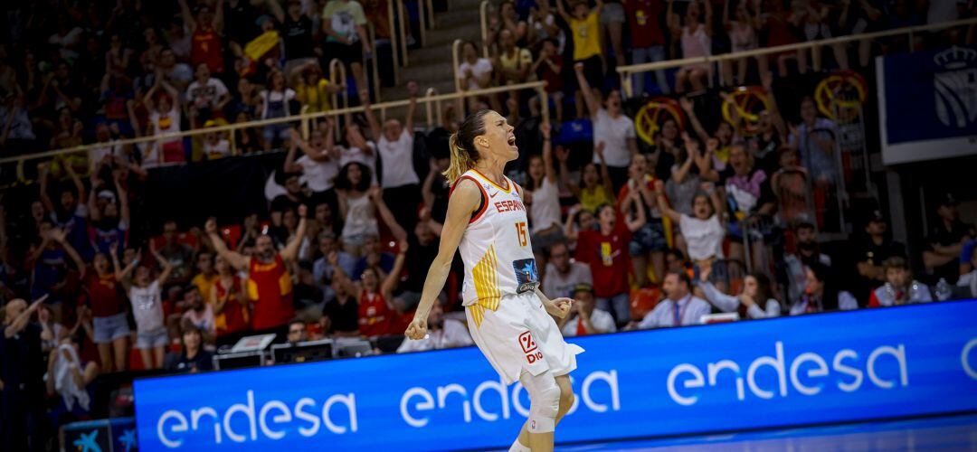 Anna Cruz celebra una canasta de España en el partido disputado este domingo ante el entregado público del pabellón Fernando Martín de Fuenlabrada