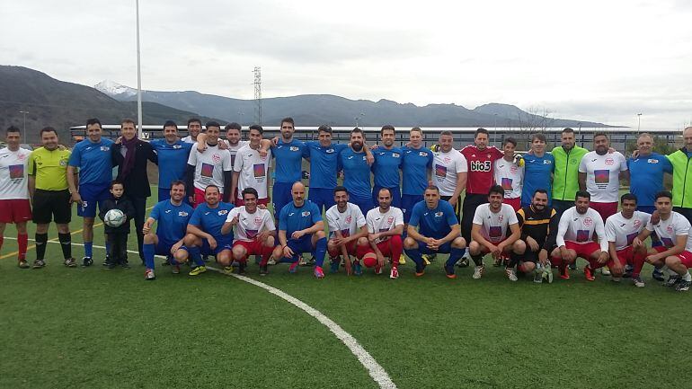 Los equipos antes de iniciar el encuentro