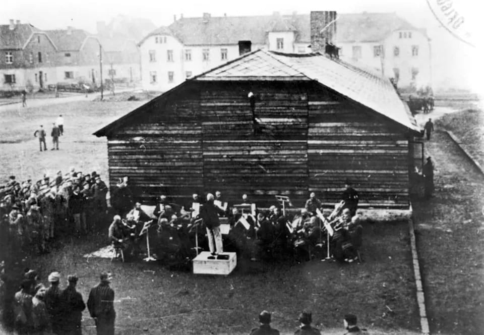 Una actuación orquestal en el campo de concentración de Auschwitz.