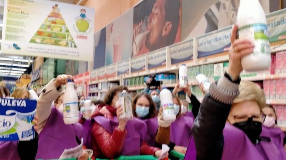 Mulleres Rurais retiran marcas de leche en protesta por los bajos precios que perciben por litro