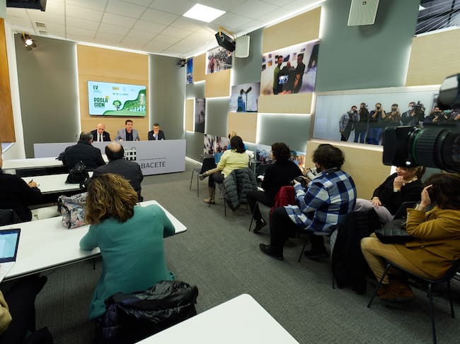 El presidente de la Diputación Provincial de Albacete, Santiago Cabañero; el secretario general de la FEMP, Carlos Daniel Casares; y el subdelegado del Gobierno de España en Albacete, Miguel Juan Espinosa, presentan el IV Congreso Nacional de Despoblación y Reto Demográfico que se celebrará en el Teatro Circo de Albacete los días 16 y 17 de febrero