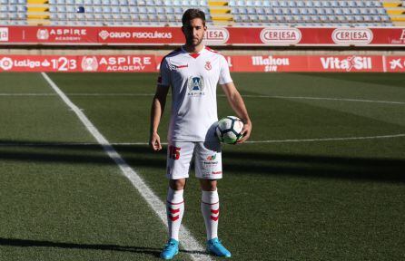 Ángel García se vistó de blanco en su presentación oficial