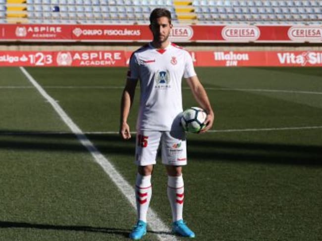 Ángel García se vistó de blanco en su presentación oficial