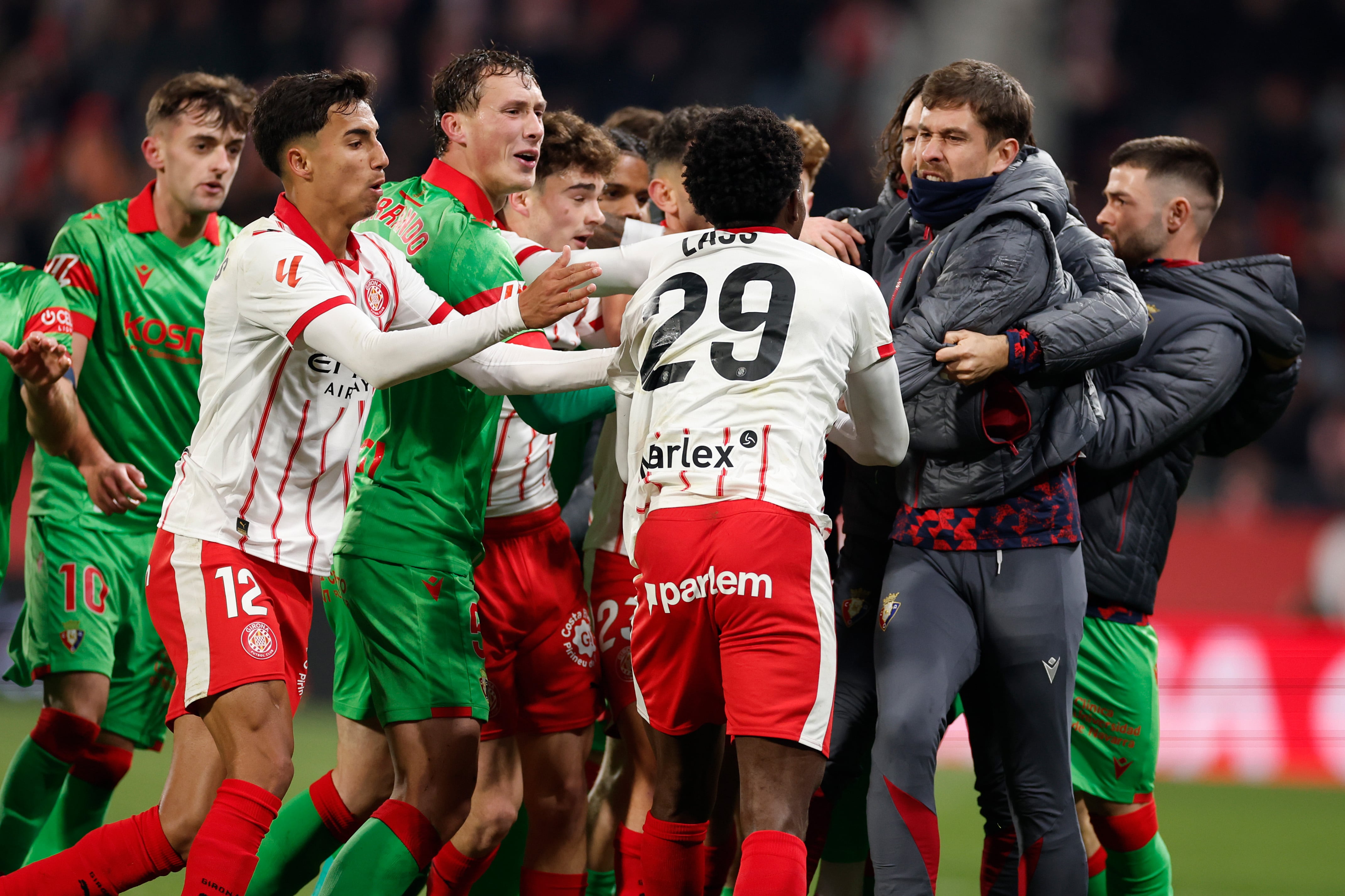 Trifulca en los minutos finales del Girona-Osasuna de LaLiga