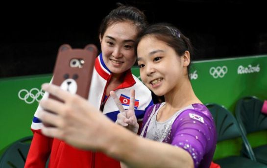 Una gimnasta de Corea del Norte y otra del Sur se hacen un selfie