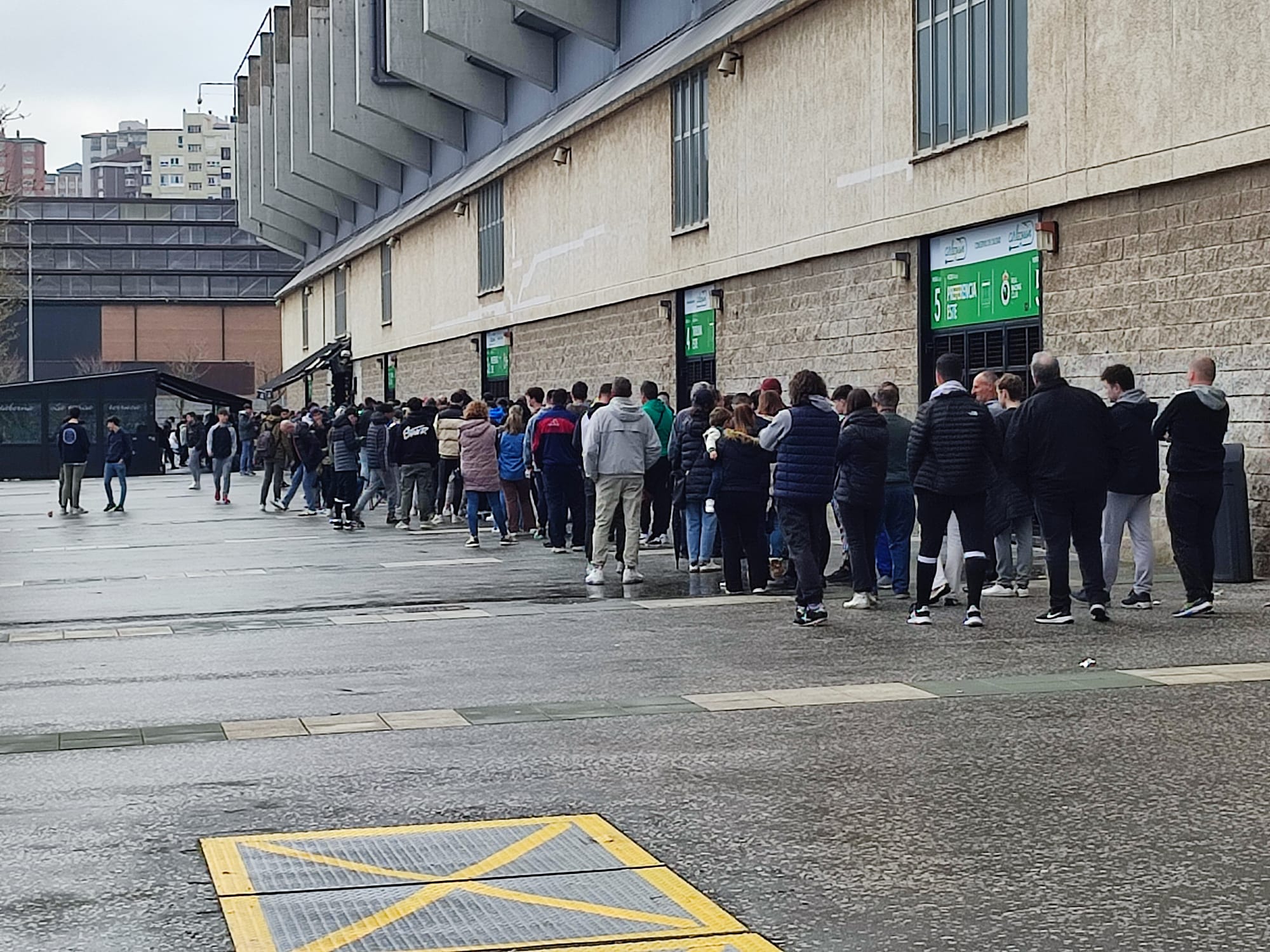 Colas en El Sardinero para comprar entradas para el partido Sporting - Racing del 30 de marzo de 2024