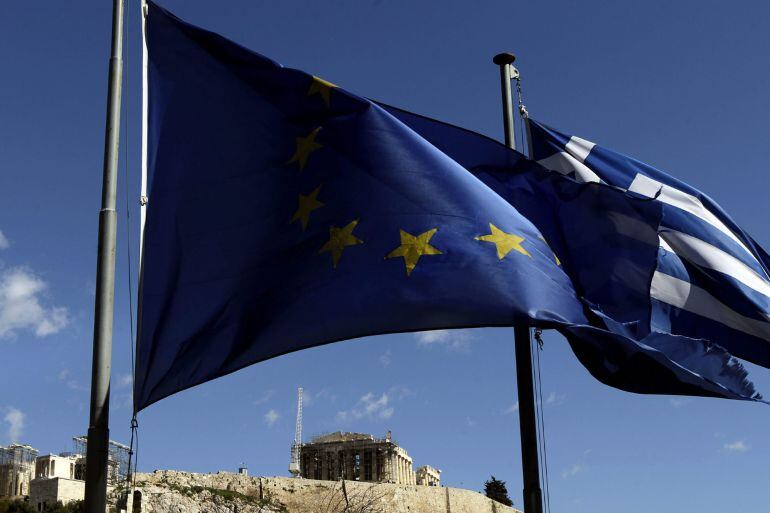 OP01 ATENAS (GRECIA), 03/03/2015.- Una bandera griega y otra de la Unión Europea ondean cerca de la Acrópolis en Atenas, Grecia, hoy, martes 3 de marzo de 2015. El ministro de Finanzas griego, Yanis Varufakis, ha asegurado hoy que el Gobierno tiene intenc