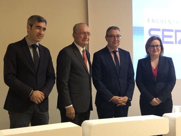 Los alcaldes que han participado en el Encuentro SER junto a la presentadora y directora de Hoy por Hoy Málaga, Esther Luque