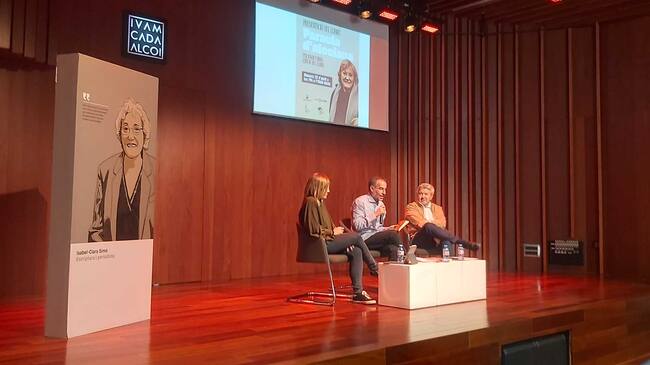 Jordi Tormo ha estat acompanyat per la regidora de Cultura, Elisa Guillem, i pel director de l'Arxiu i Biblioteca Municipal, Josep Lluís Santonja