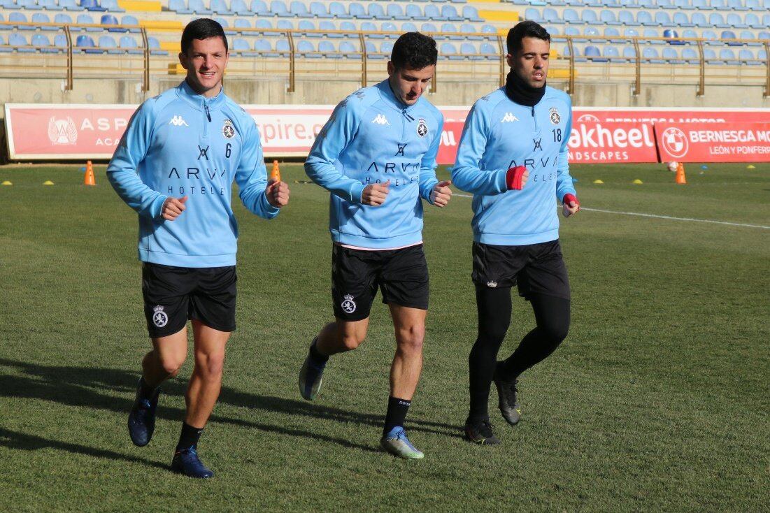 Álamo, Sierra y Solís, durante la sesión que en grupos reducidos realizó el equipo ayer