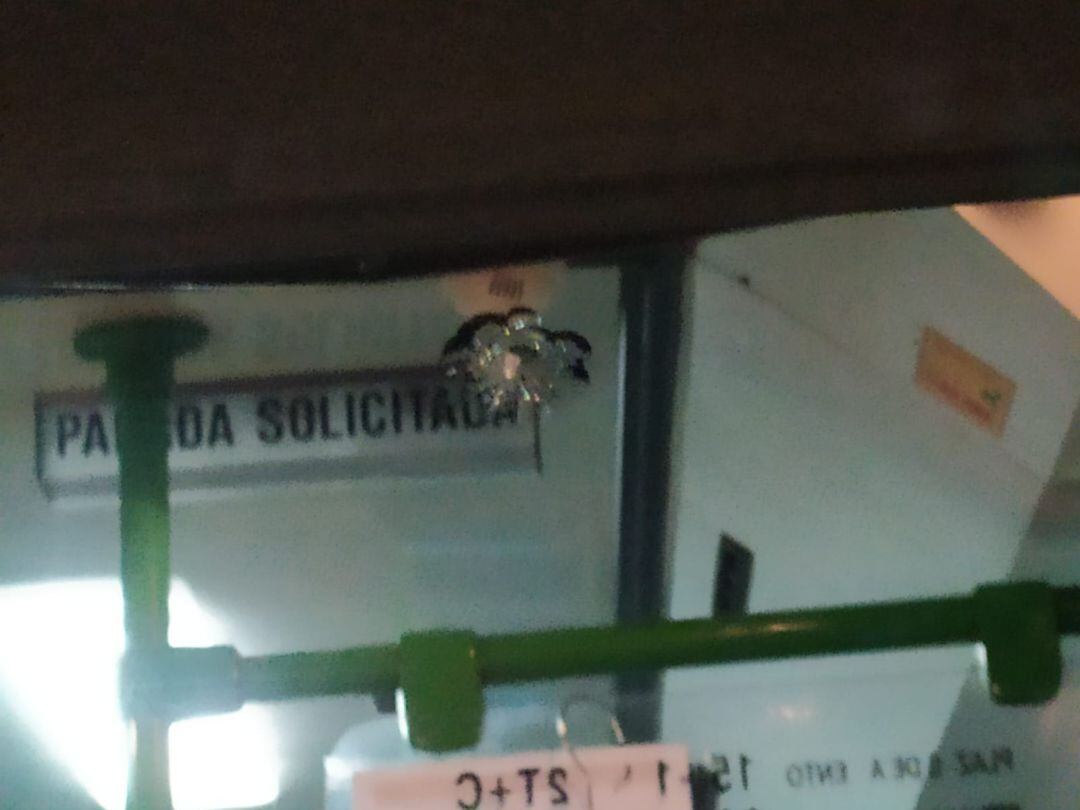 Uno de los disparos que recibió el microbus que avanzaba por el casco antiguo de Jaén en la noche de este viernes