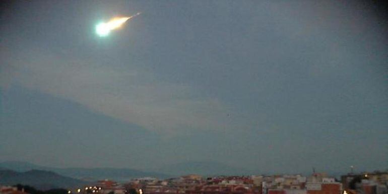 Imágenes de archivo de un meteorito, en forma de bola de fuego, visible desde varias ciudades