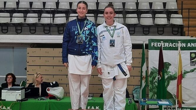 Paula Cintas, del Club Dakentai, (izq) en el podio con su medalla de oro