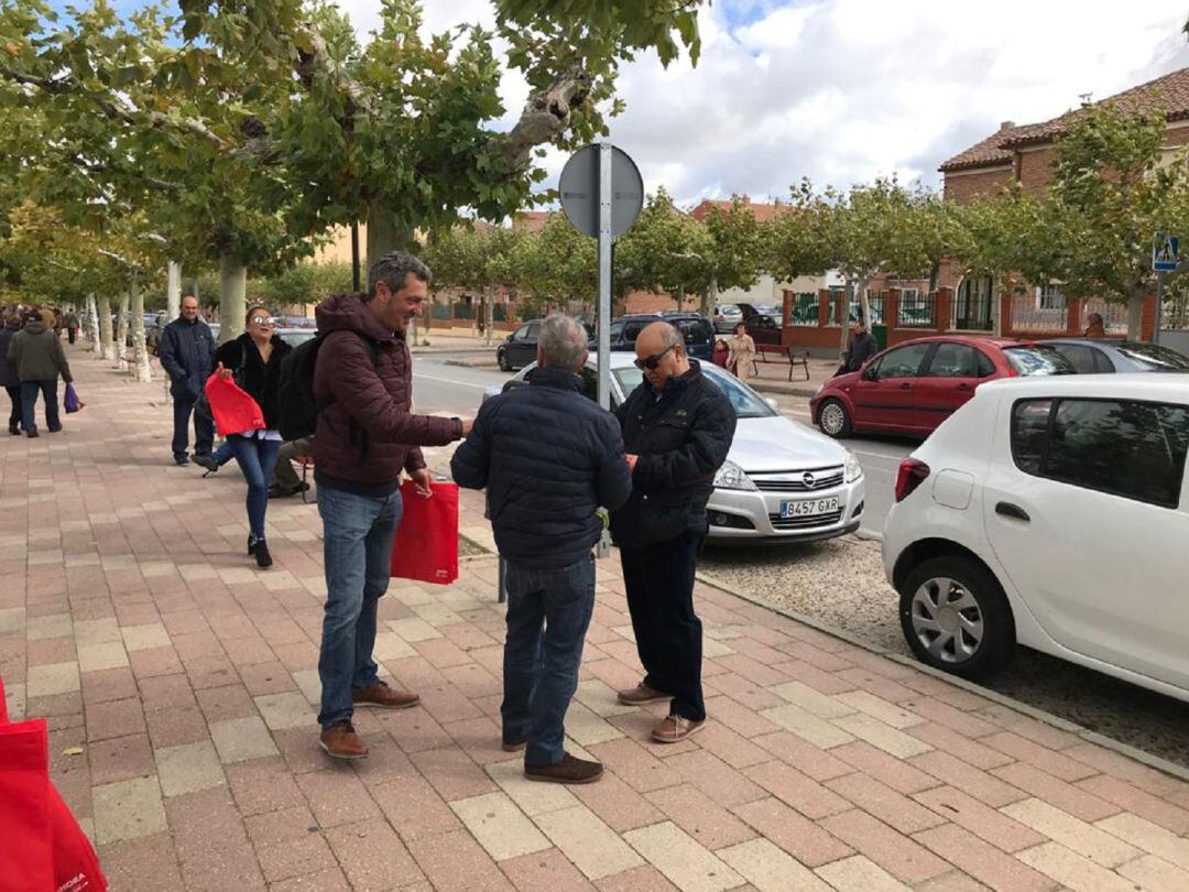 Manuel Escarda, secretario provincial de los socialistas, charlando con los vecinos de Medina del Campo