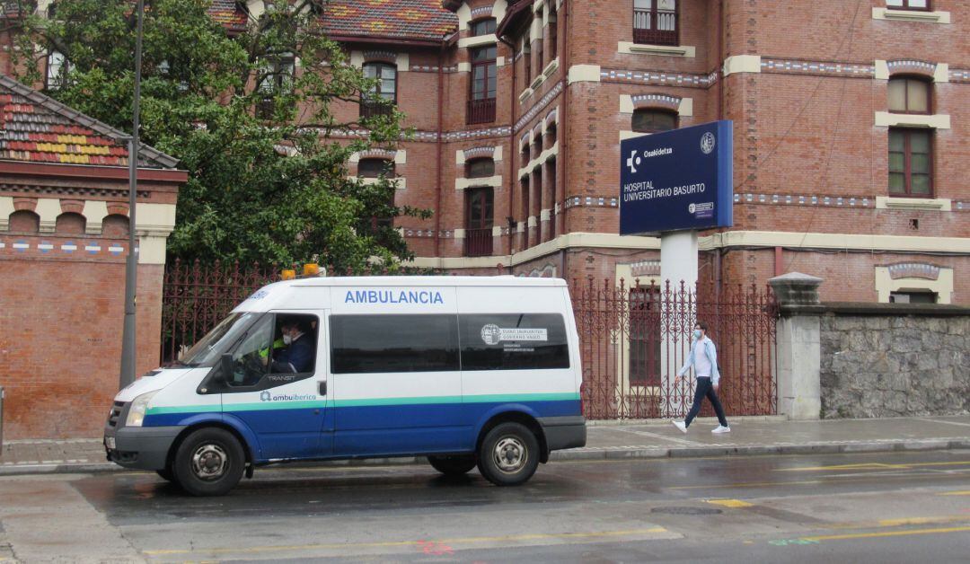 Ambulancia llegando al hospital de Basurto