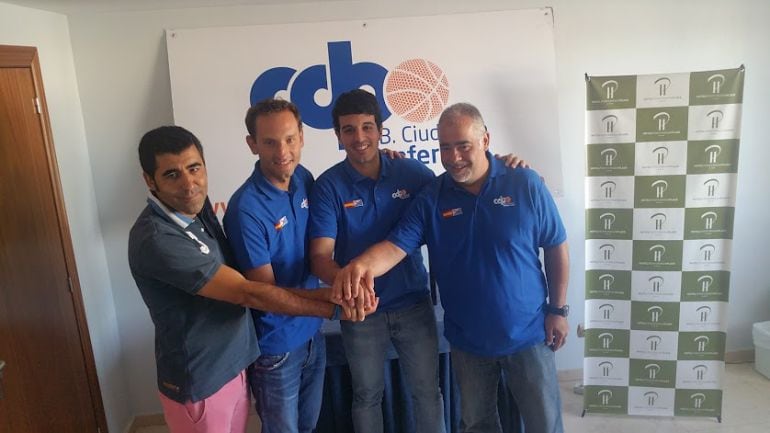 Oscar García con los responsables técnicos del club