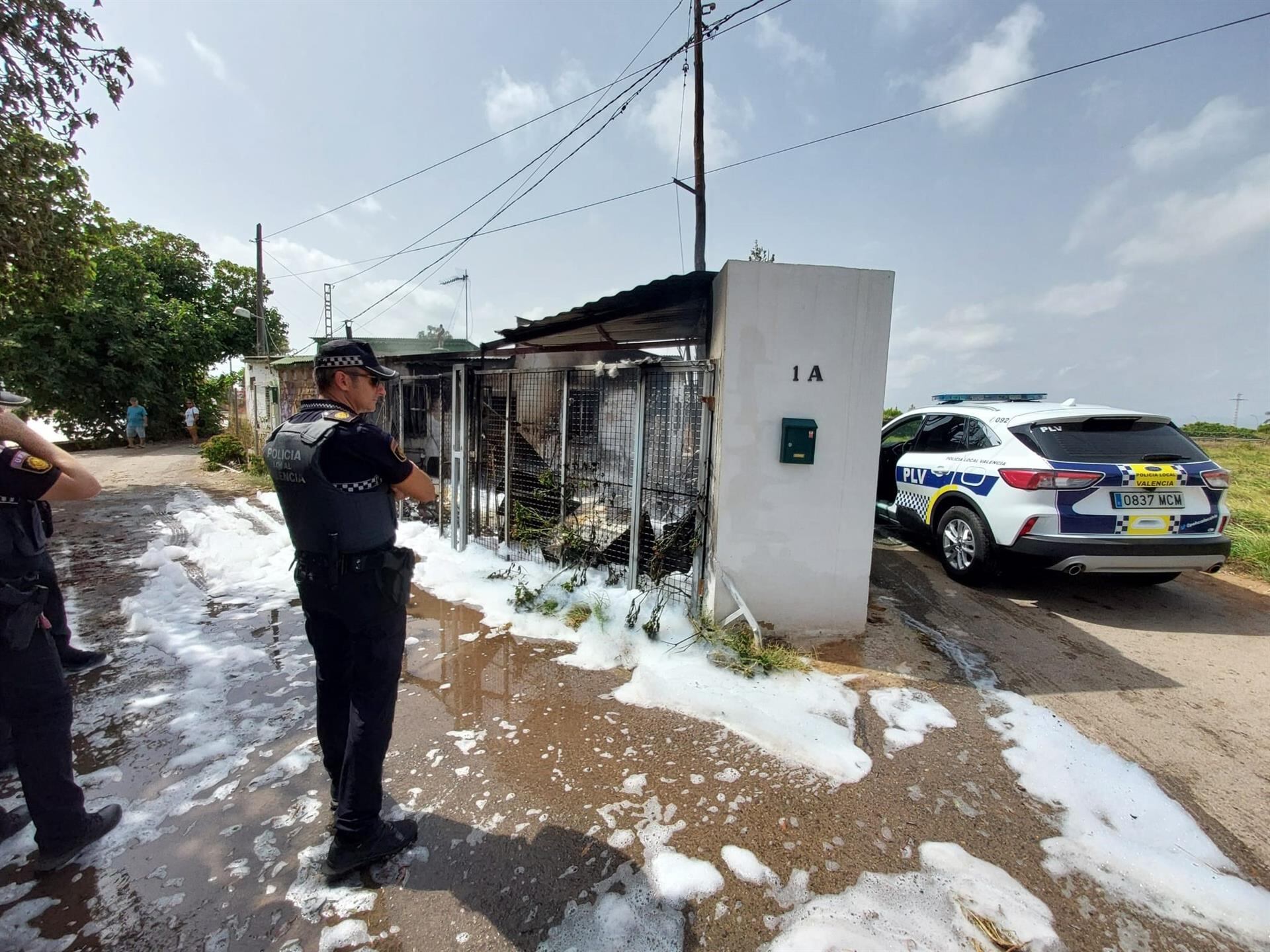 La Policía Local de València se ha personado en el lugar del incendio a los pocos minutos de darse el aviso