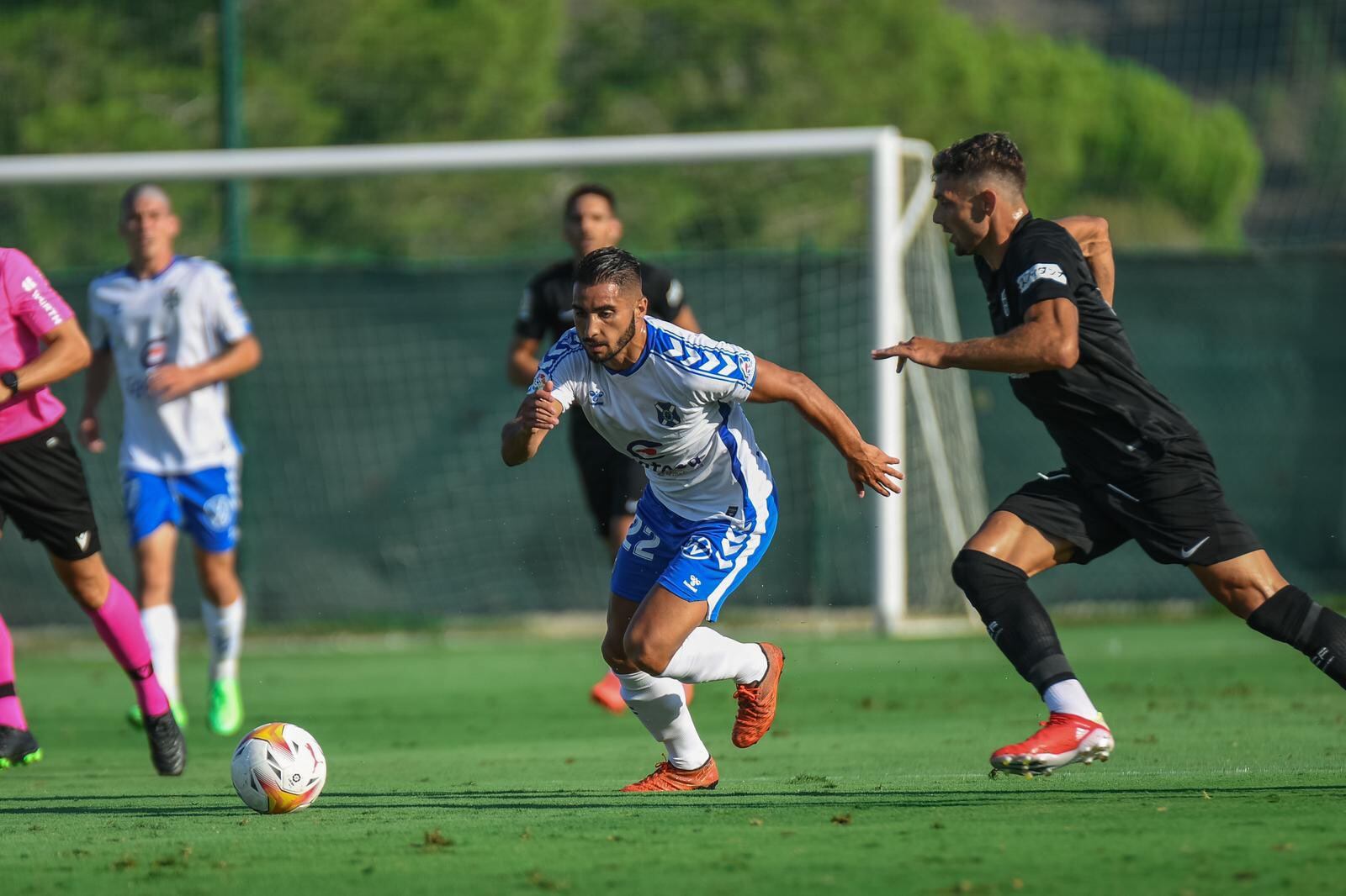 Un momento del Elche-Tenerife de la pretemporada 2021 que acabó con 2-2