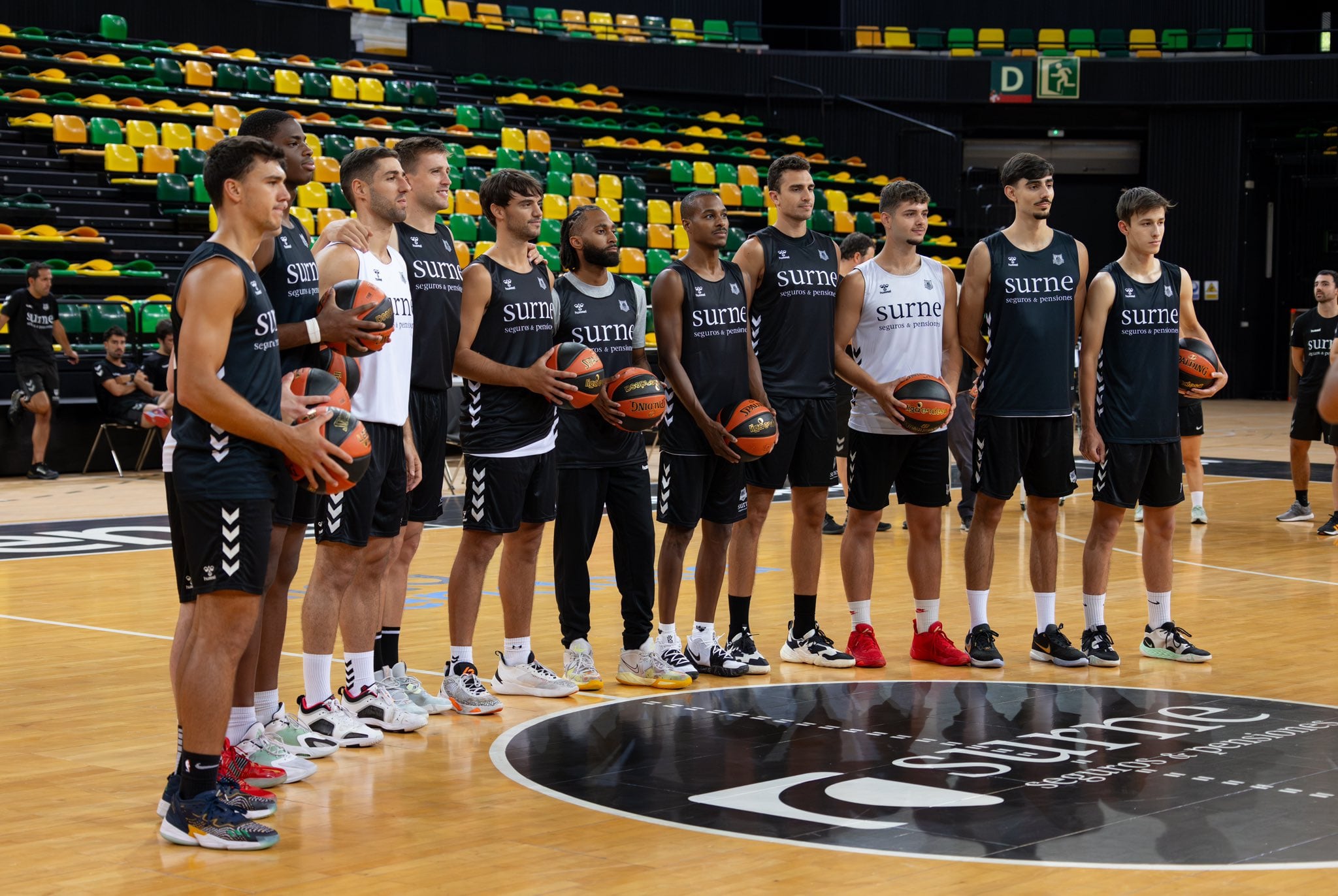 Los jugadores de Bilbao Basket que han comenzado este lunes la pretemporada, sobre la cancha de Miribilla