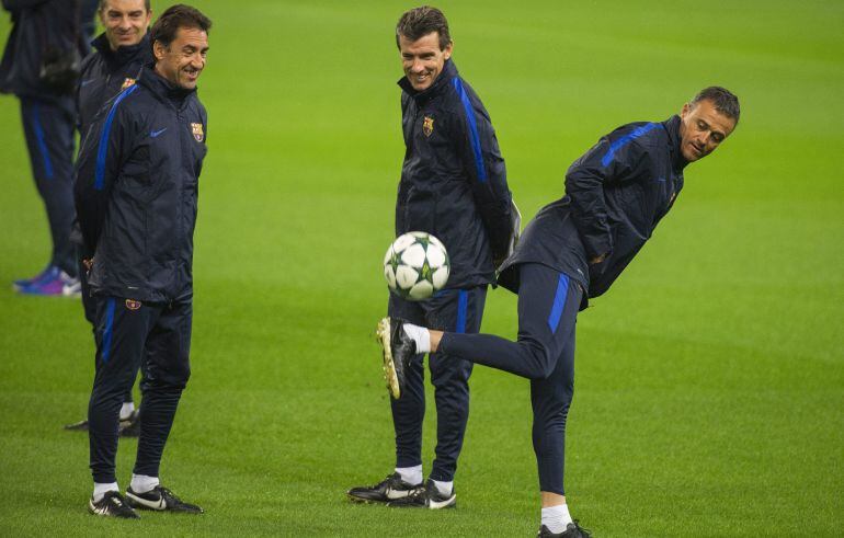 Luis Enrique (dcha) lidera una sesión de entrenamiento 