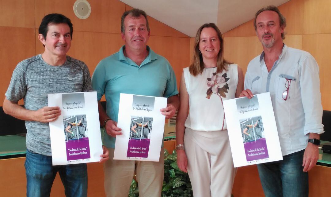 Pablo Bolea (técnico Deportes), Ignacio Moros (pte. Patronato), Imelda Mañeru (técnica Igualdad) y Arturo Goldaracena (alcalde Tafalla)